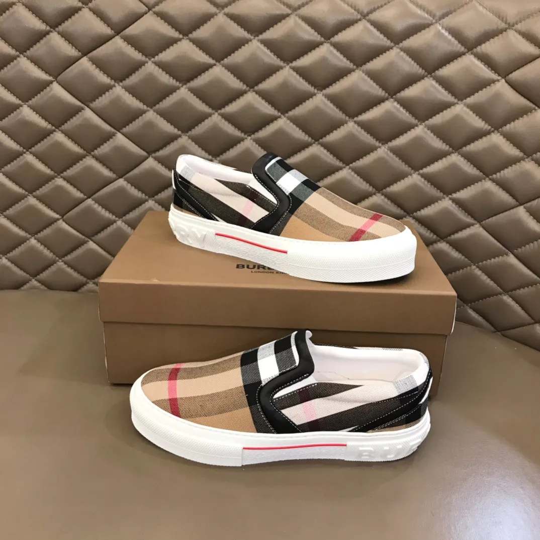 ¥380▫️B’s men’s classic low-top sneakers are reinterpreted in Vintage plaid cotton material and decorated with a new brand logo. First-layer cowhide lining, embossed Burberry logo on the heel, and original TPU outsole! 38-45